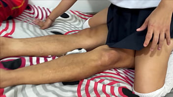 Padrastro pervertido le clava la verga directo al coño a su hijastra golosa de 18 años en uniforme escolar