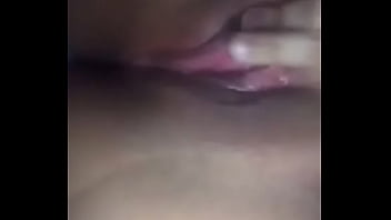 Passando o dedo na buceta