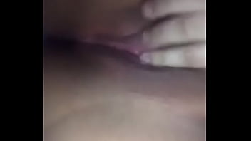 Passando o dedo na buceta