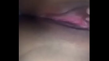 Passando o dedo na buceta