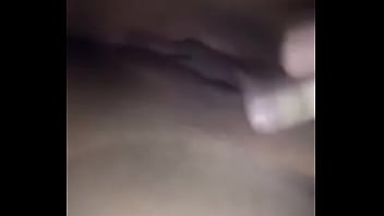 Passando o dedo na buceta