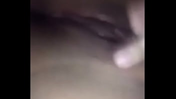 Passando o dedo na buceta