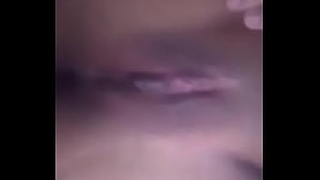 Passando o dedo na buceta