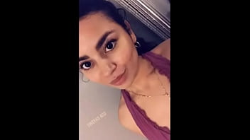 Jovencita en el baño