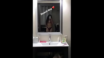 Jovencita en el baño