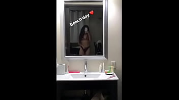 Jovencita en el baño