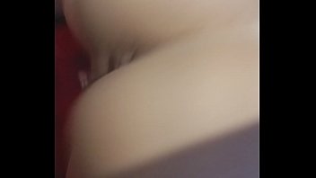 Tesão mechendo a buceta pra cima