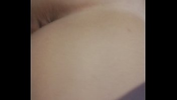 Tesão mechendo a buceta pra cima