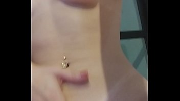 Tesão mechendo a buceta pra cima