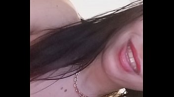 Tesão mechendo a buceta pra cima