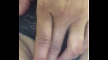 Viens voir toute la vidéo en t’abonnant sur swame je me caresse au boulot