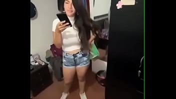 Amiga haciendo uñas