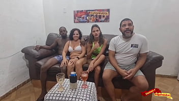 Dona de casa fode com dois e da o cu até cagar no pau do afro brasileiro dotado