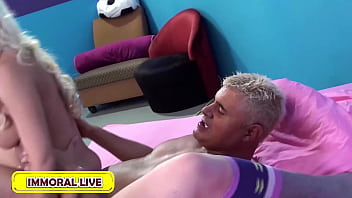 Britney amber & newbie mia mae double wand orgasm before threesome