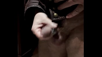 Mi Rabo Luciendo Varios Collares Antes De La Actuación Anzzosan thumbnail