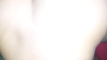 Gostosa sentando no pau de costas para ganhar leite na bucetinha