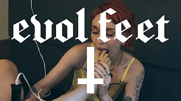 I need you to worship my feet and pussy