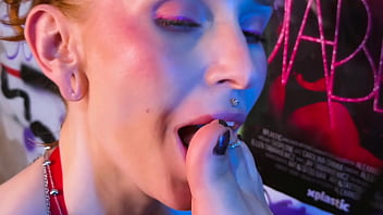 These 2 beauties are pros at using their sexy feet for pleasure