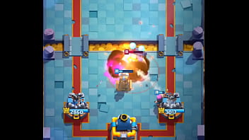 Detonando a mi pana en clash royale