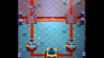Detonando a mi pana en clash royale