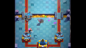 Detonando a mi pana en clash royale