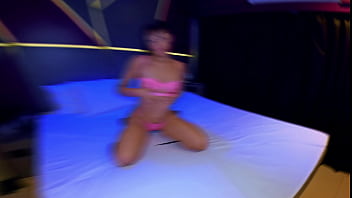 Puxei a calcinha da novinha de lado e meti o pau todo na bucetinha dela