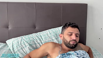 Marido corno sai pro trabalho e deixa sua mulher com a buceta molhada para o amante