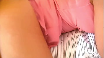 Abre las piernas a su jefe mientras habla por celular con su novio