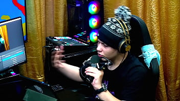 Ela Ficou De Quatro Na Mesa E Empinou Para O Apresentador Bem Gostoso Bia Ruiva Podcast Pápum No Barraco Completo No Red Sheer thumbnail