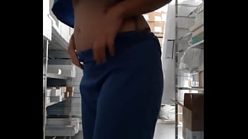 Petite exhibe au travail