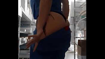 Petite exhibe au travail