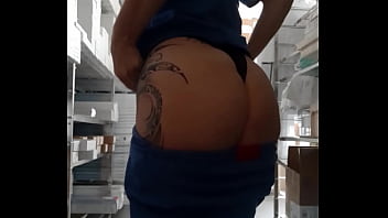 Petite exhibe au travail