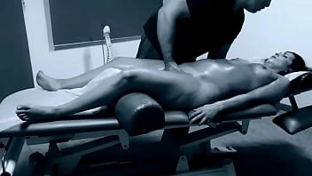 El la pone tan cachonda que ella se deja hasta llegar al orgasmo