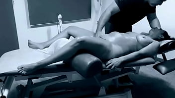 El la pone tan cachonda que ella se deja hasta llegar al orgasmo