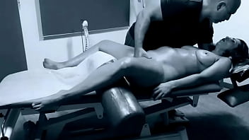 El la pone tan cachonda que ella se deja hasta llegar al orgasmo