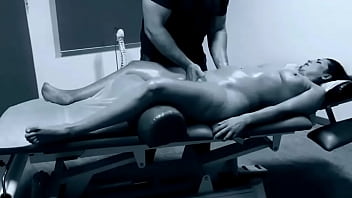 El la pone tan cachonda que ella se deja hasta llegar al orgasmo