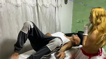 Esa pequeña puta alivia mis males chupándome la polla