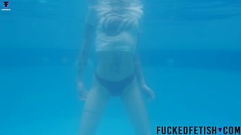 Blonde skinny t shirt pool wet