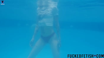 Blonde skinny t shirt pool wet