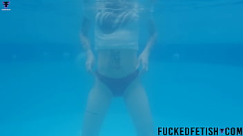 Blonde skinny t shirt pool wet