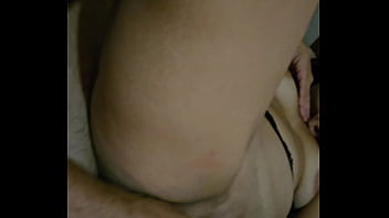 Namorada passando os pés na rola do marido enquanto se masturba