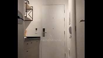 Trocando msg no whatsapp com o porteiro do prédio ele subiu para me dar uma advertência saiu suando