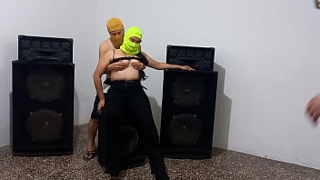 Trio de musicos el guitarrista llamo a su amiga para tener sexo luego pidio compañia de un macho pesado para acompañar el sexo de fantasia trio real casero de musicos calientes