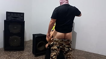 Trio de musicos el guitarrista llamo a su amiga para tener sexo luego pidio compañia de un macho pesado para acompañar el sexo de fantasia trio real casero de musicos calientes