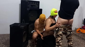 Trio de musicos el guitarrista llamo a su amiga para tener sexo luego pidio compañia de un macho pesado para acompañar el sexo de fantasia trio real casero de musicos calientes