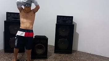 Trio de musicos el guitarrista llamo a su amiga para tener sexo luego pidio compañia de un macho pesado para acompañar el sexo de fantasia trio real casero de musicos calientes