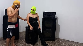 Trio de musicos el guitarrista llamo a su amiga para tener sexo luego pidio compañia de un macho pesado para acompañar el sexo de fantasia trio real casero de musicos calientes