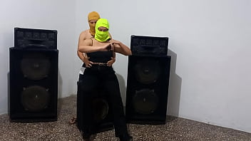 Trio de musicos el guitarrista llamo a su amiga para tener sexo luego pidio compañia de un macho pesado para acompañar el sexo de fantasia trio real casero de musicos calientes