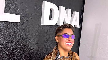 Ela nunca exprimentou uma pica na vida virgem de pica ela quer muito foder comigo ai falei meu marido tem q te foder tbm será q aceitou essa proposta