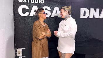 Ela nunca exprimentou uma pica na vida virgem de pica ela quer muito foder comigo ai falei meu marido tem q te foder tbm será q aceitou essa proposta